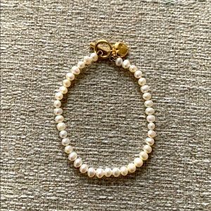 Pearl bracelet with heart closure